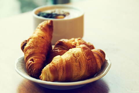 Croissant, kawa - Dieta wakacyjna