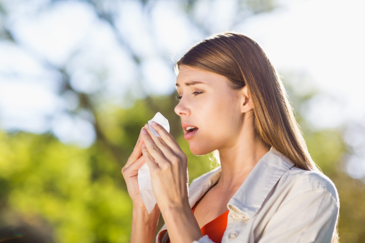 Piękna kobieta kicha z powodu alergii. Alergia u dorosłych - czy można ją nabyć w każdym wieku